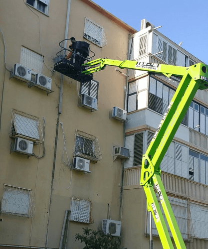 איטום קירות בעזרת מנוף